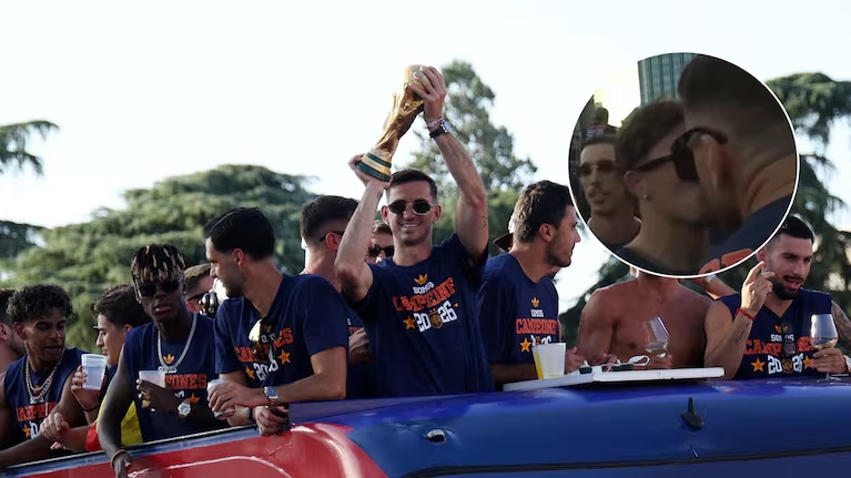 Un beso inesperado entre dos jugadores de España se volvió viral durante los festejos del Mundial