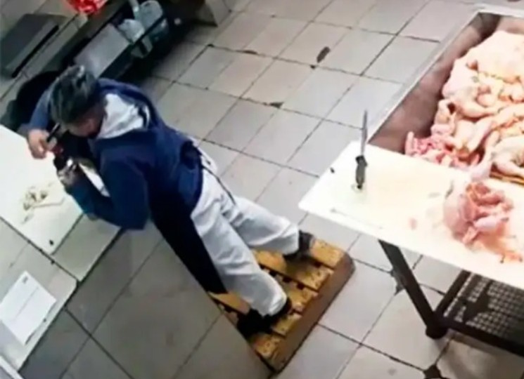 Discusión en una carnicería: la filmaron echando veneno en el mate y arrestaron a una empleada