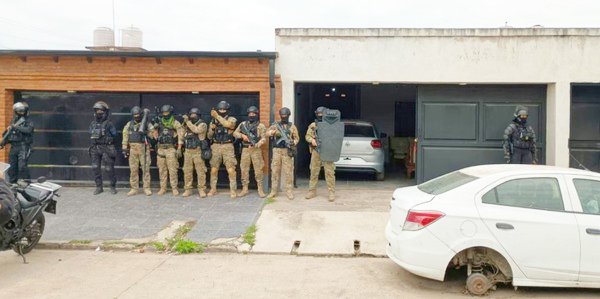 Allanaron una empresa por una presunta estafa millonaria y detuvieron a cuatro personas