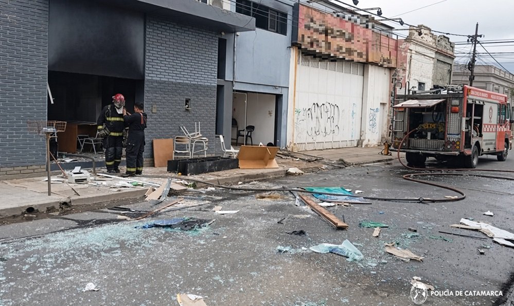 Tres tucumanos fueron detenidos tras incendiar un local en Catamarca y escapar en una Ford Ranger