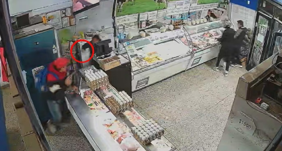 Violento asalto en una carnicería de Merlo: balearon al dueño y escaparon en dos motos