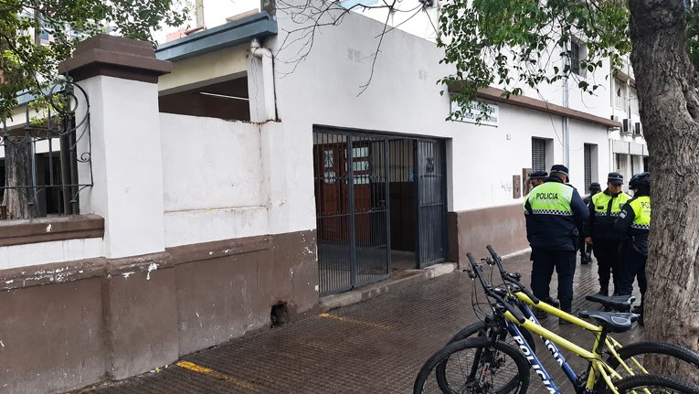 Conmoción en Barrio Sur: un alumno de 14 años llevó un arma a la escuela y efectuó un disparo