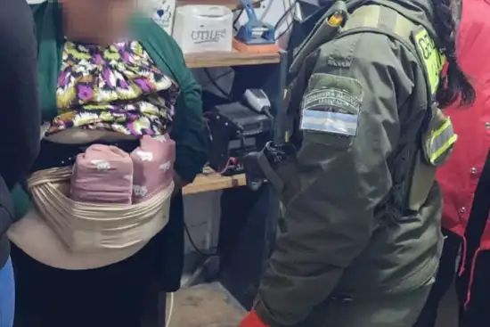Detuvieron en Tucumán a dos mujeres que llevaban más de 4 kilos de cocaína ocultos en el cuerpo