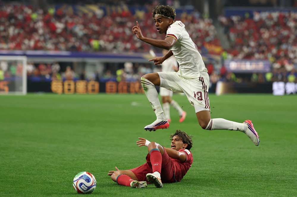 España golpeó sobre el final, eliminó a Portugal y se metió en los cuartos del Mundial