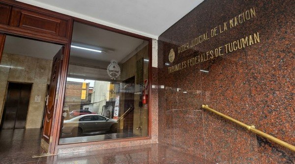 Tucumán: condenaron a cuatro policías y un civil por secuestrar a un joven y cobrar $240.000 para liberarlo
