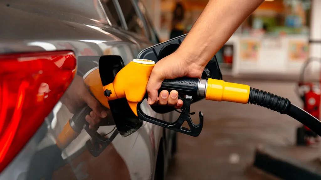 El Gobierno volvió a postergar el aumento de los impuestos a los combustibles