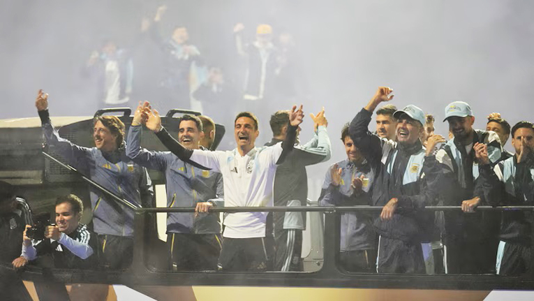 La Selección Argentina regresó al país y recibió un emocionante apoyo de los hinchas