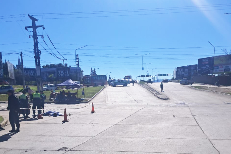 Tragedia en la capital: una joven murió tras un choque entre una moto y un colectivo