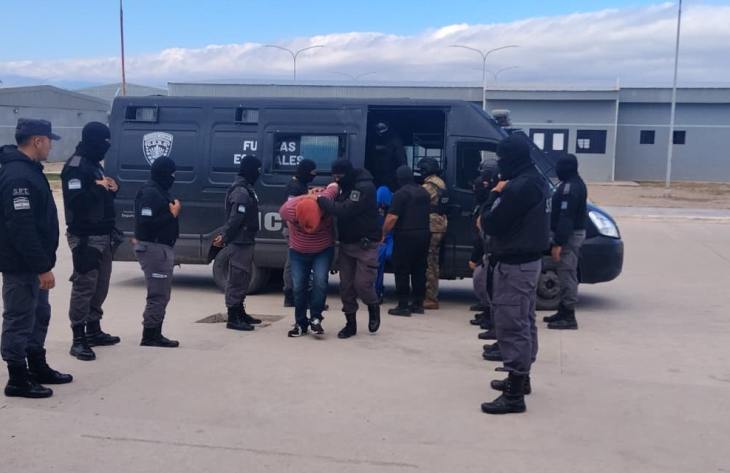 Trasladaron a 12 condenados desde comisarías de la Capital al penal de Benjamín Paz