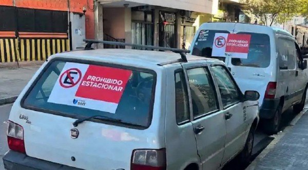 Estacionamiento en Capital: colocan calcomanías y las multas pueden llegar a $300.000