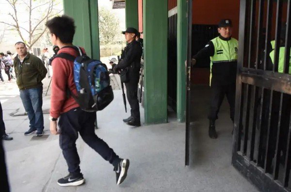 Investigan cómo una alumna de 12 años llegó armada a una escuela de Los Gutiérrez
