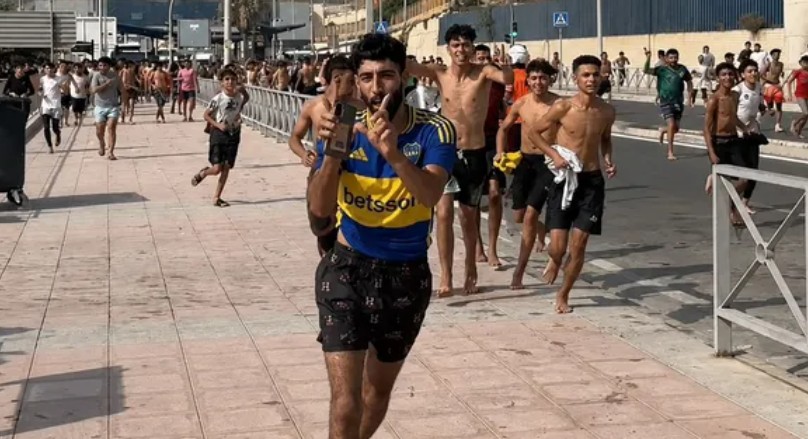Un joven cruzó la frontera de Ceuta con la camiseta de Boca y su imagen recorrió las redes