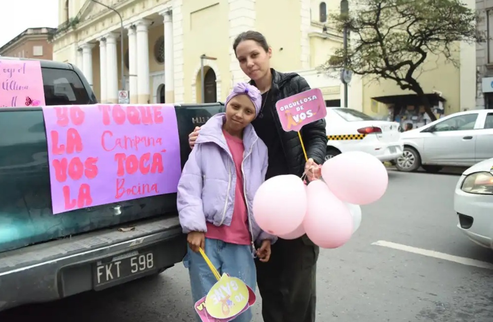Valentina celebró su última quimioterapia con una emotiva caravana por el centro de Tucumán