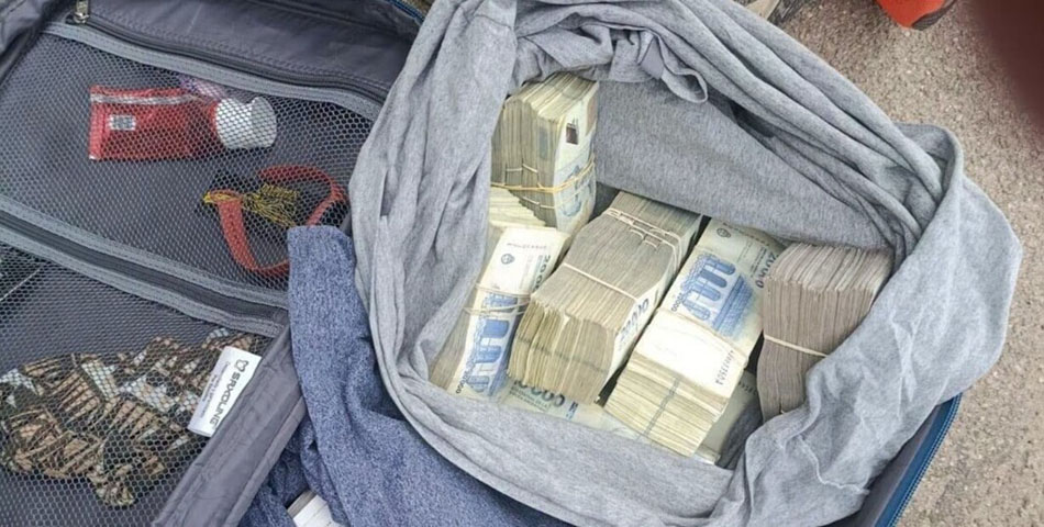 Encontró una mochila con casi $84 millones al costado de una ruta y terminó detenido por una insólita confusión