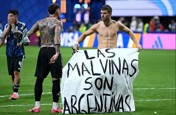 Un festejo con un fuerte mensaje: la bandera sobre Malvinas que acompañó la celebración de la Selección
