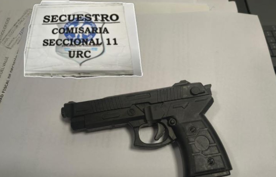 Batalla campal en la capital: más de 30 personas, heridos de bala y un arma réplica secuestrada