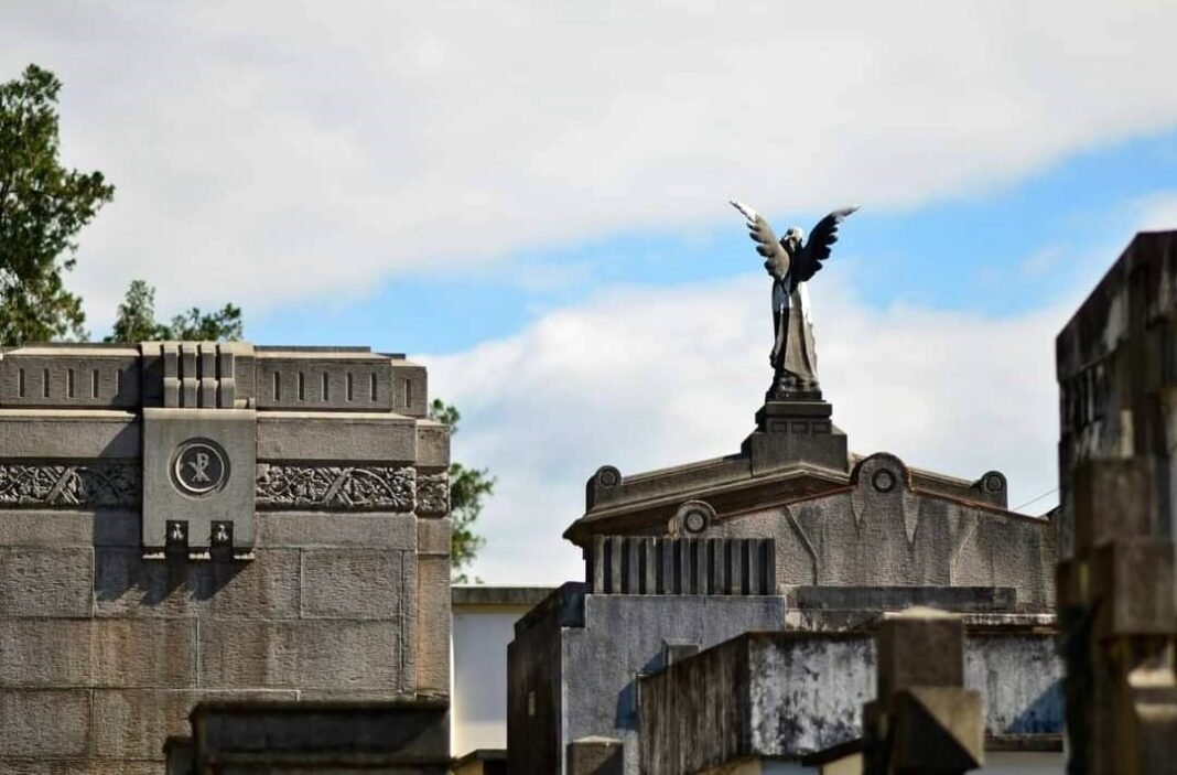 Día de los Fieles Difuntos: qué servicios estarán activos el lunes en San Miguel de Tucumán