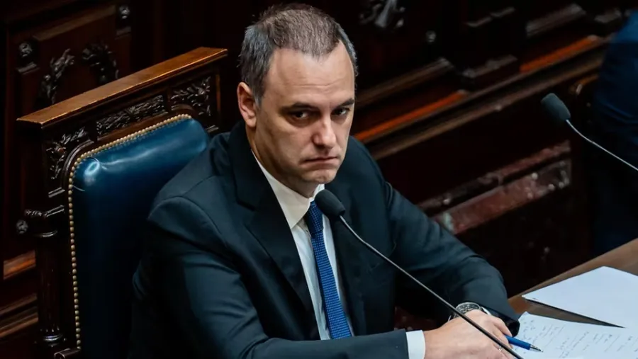 La oposición presiona a Adorni para que presente su declaración jurada