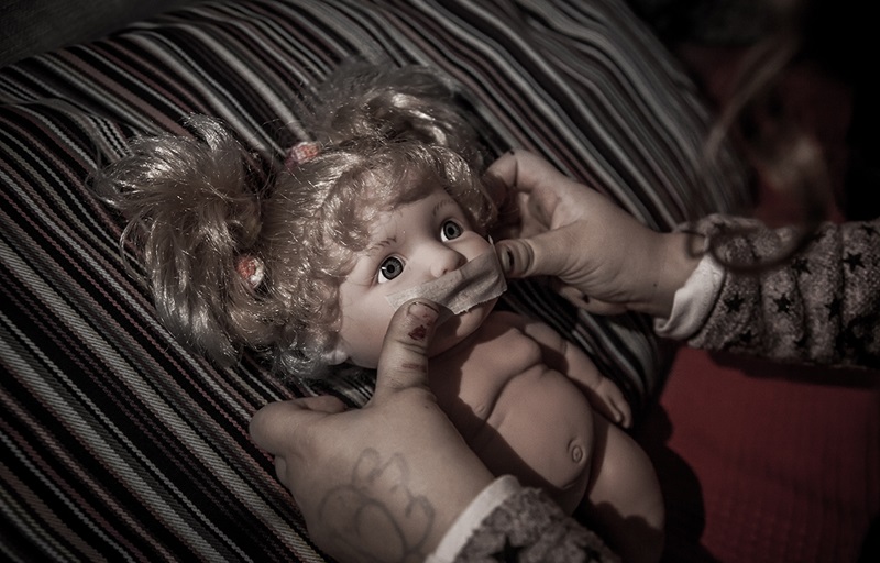 Casa del horror en Santiago: abusaba de sus hijas de 8 y 12 años, con otra de 4 de “campana”