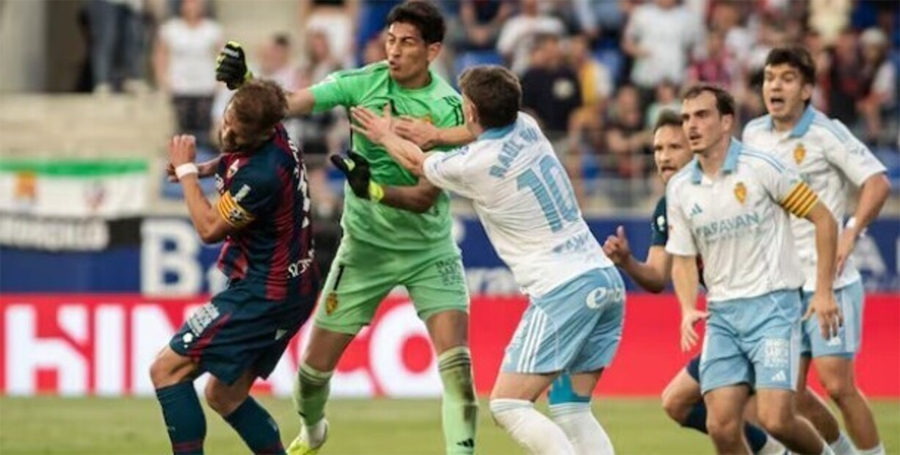 Esteban Andrada enloqueció y le dio una salvaje trompada a un rival en un final escandaloso en Huesca vs Zaragoza: video