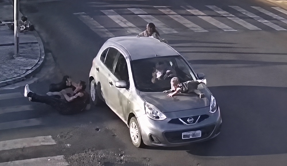 Atropelló a una familia y arrastró a un bebé sobre el capot del auto: imágenes sensibles