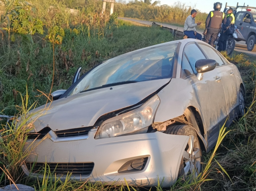 Bella Vista: un auto se salió de la ruta, terminó en una acequia y la conductora acusa a su pareja de haber causado el percance