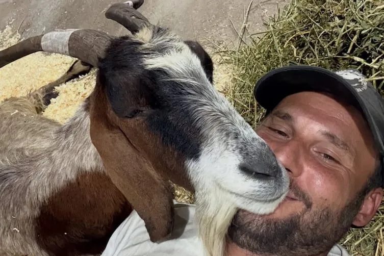 Rescató a una cabra en una de las inundaciones en Tucumán y pensó que no volvería a caminar, pero logró un milagro