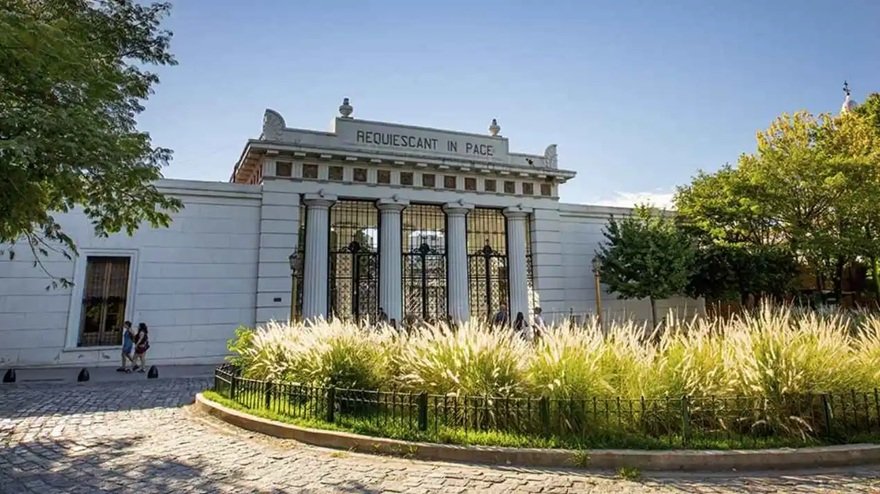 Abrirán un café en un lugar insólito: una pequeña bóveda en un histórico cementerio