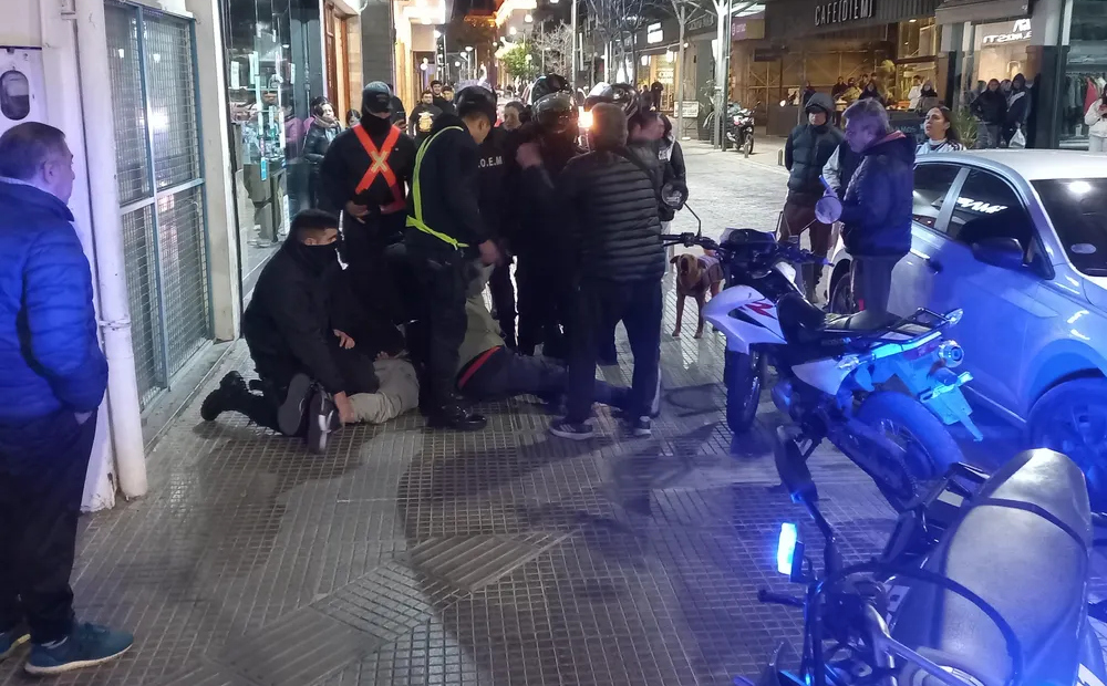Catamarca: la violenta detención de un chofer de Uber y el dudoso testimonio de una policía derivaron en un escándalo viral