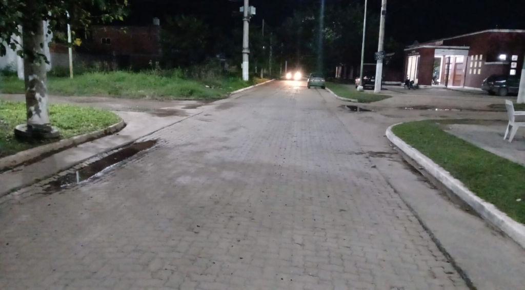 Un choque entre dos motocicletas derivó en un muy serio incidente tras la violenta reacción de un menor