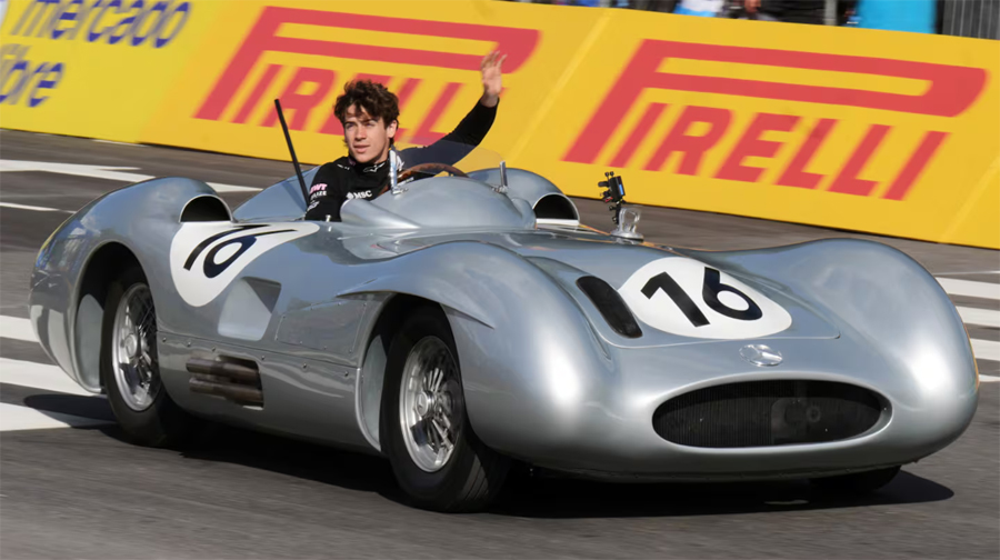 En su exhibición, Colapinto corrió con la “Flecha de Plata” y homenajeó a Juan Manuel Fangio