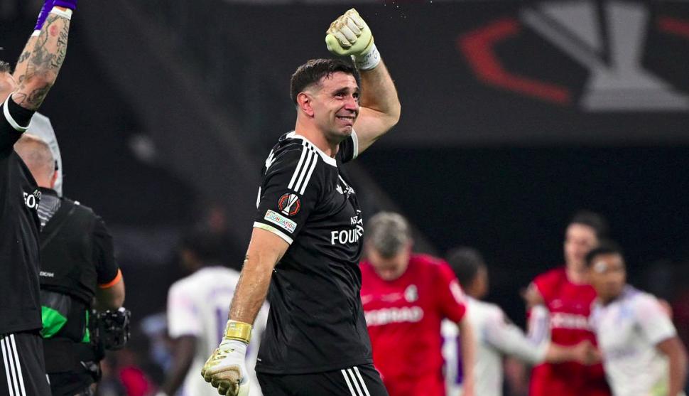 La confesión de Dibu Martínez tras ser campeón de la Europa League: “Me rompí el dedo”