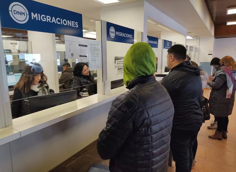 El Gobierno prohibirá el ingreso al país y deportará a extranjeros que “expresen mensajes de odio” contra la Argentina