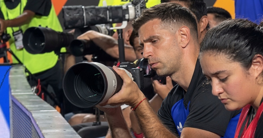 Dibu Martínez no atajó vs Honduras pero encontró algo para hacer: agarró una cámara de fotos y después elogió a Beltrán