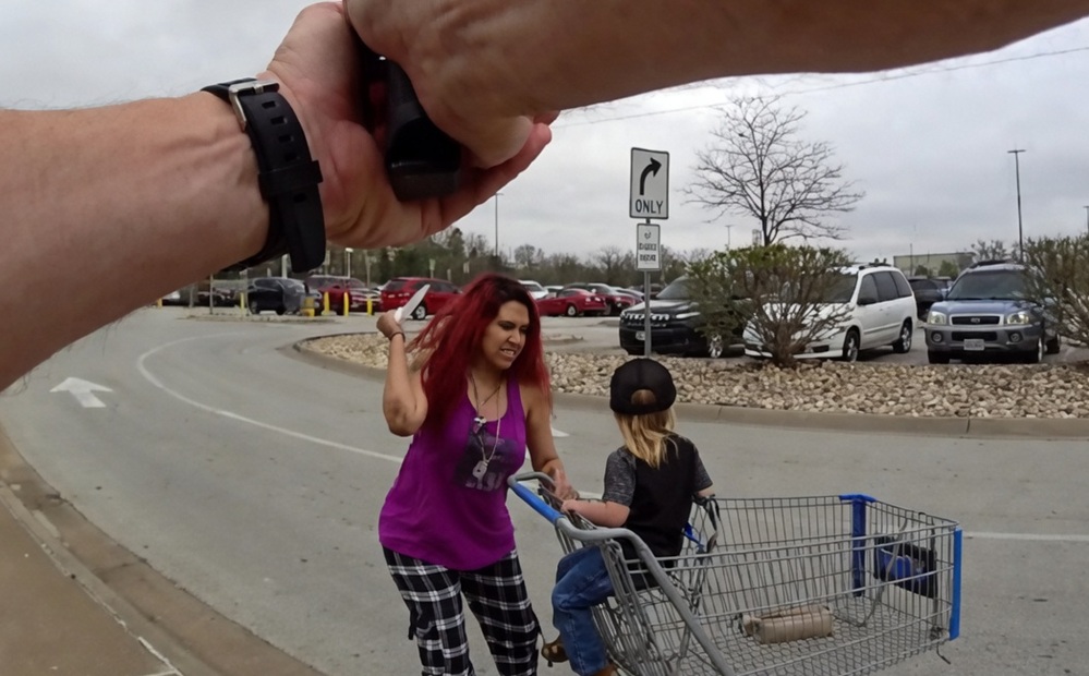 EEUU: policía mató a una mujer que secuestró a un niño y amenazaba con apuñalarlo