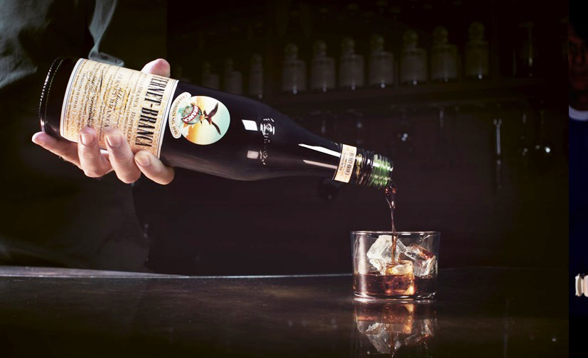 Una nueva moda de tomar fernet arrasa entre jóvenes y preocupa por su impacto en la salud