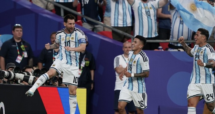 Con un hat-trick de Messi, la Selección debutó goleando 3 a 0 a Argelia