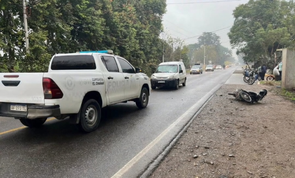 Dos hermanas resultaron heridas tras un choque entre una moto y una camioneta sobre la Ruta 304