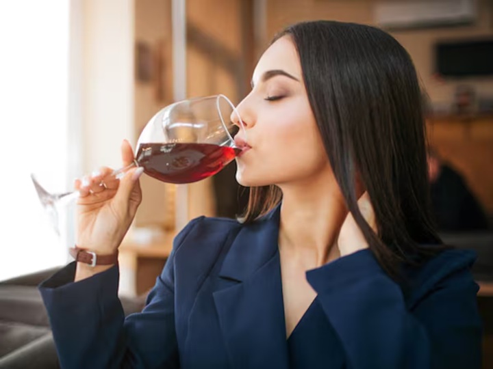 Una neuróloga reveló cuál es el impacto de tomar una copa de vino antes de acostarse