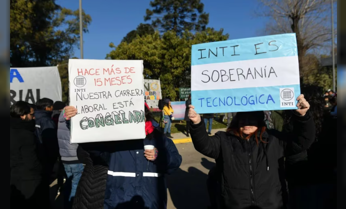 Paro en el INTI: Trabajadores protestan por el posible recorte de 700 puestos de trabajo