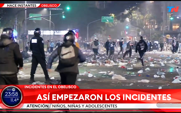 Graves incidentes en el Obelisco a la medianoche: represión con balas de goma y detenidos