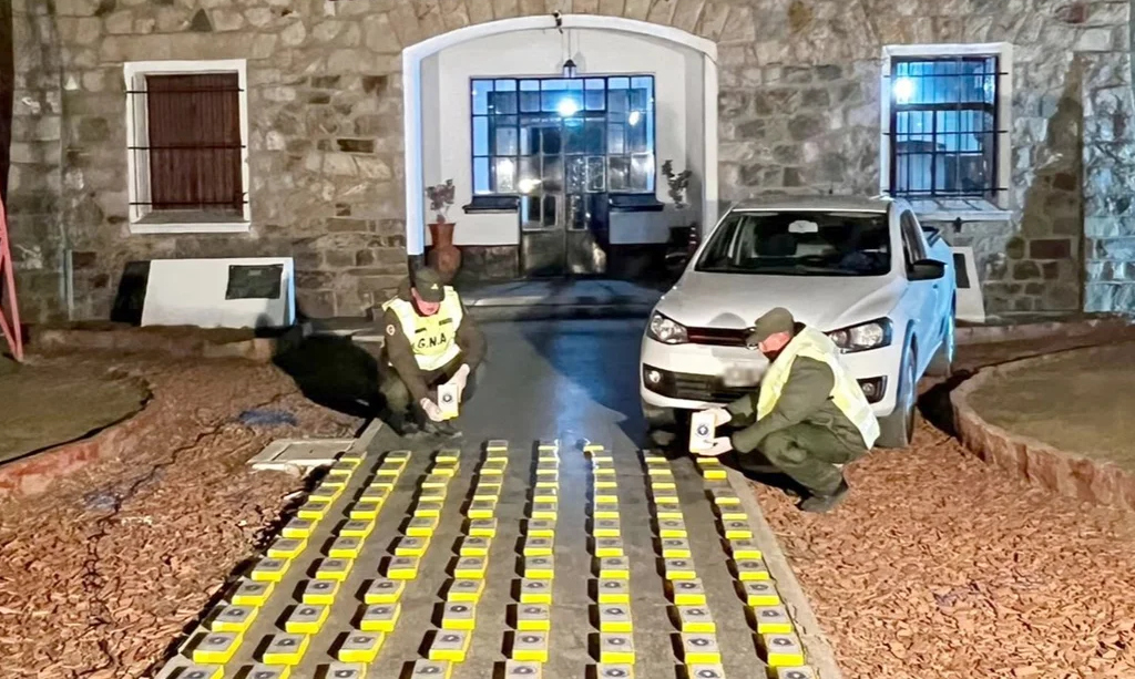 Jujuy: gendarmes sorprendieron a un sujeto cuando cargaba 106 kilos de cocaína en su camioneta