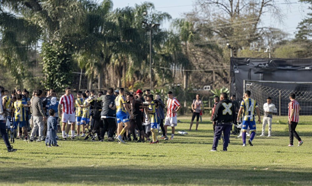 Un partido de fútbol amateur terminó a los golpes en Lules: video