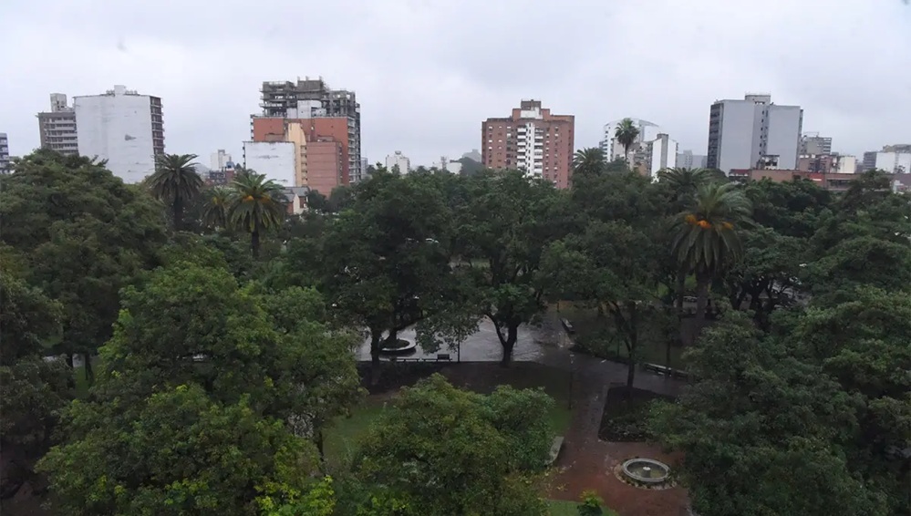 Las lluvias dan tregua, pero el cielo seguirá cubierto: cómo sigue el clima