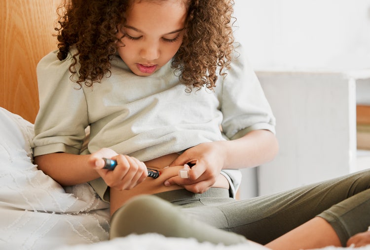 Niños y adolescentes con diabetes tipo 1 recibieron sensores para controlar su glucosa en tiempo real