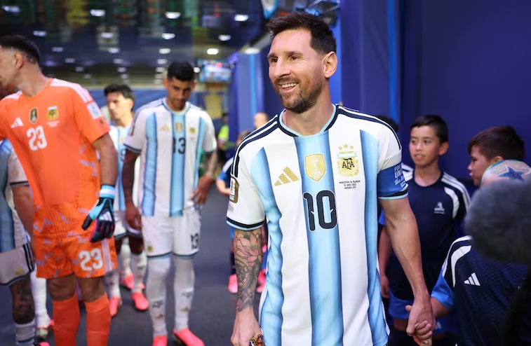 El emotivo gesto de Messi con la familia de un jugador de Argelia tras la victoria argentina