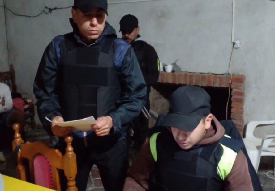 Secuestran una moto y un arma que fueron usadas durante un violento asalto a un negocio de Alberdi