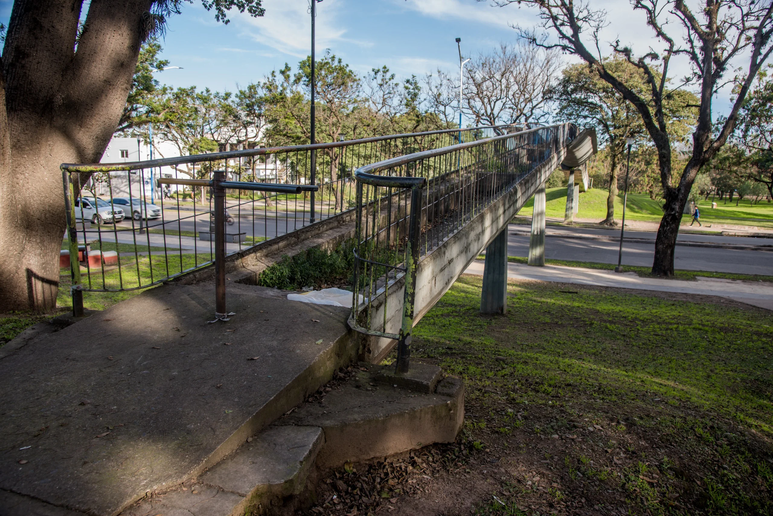 Demolerán esta noche el puente peatonal de avenida Benjamín Aráoz por riesgo de colapso