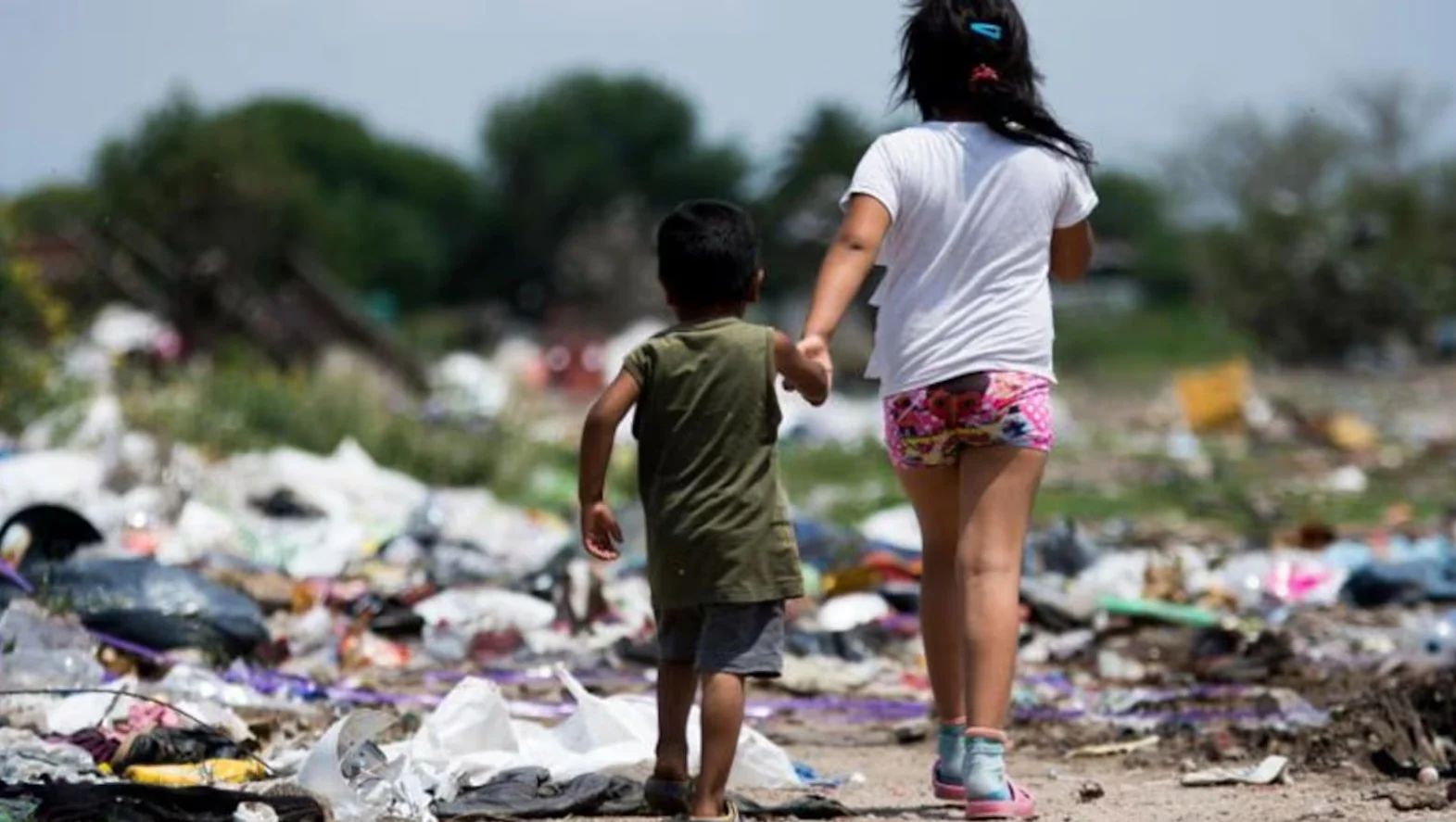 La pobreza infantil bajó al 42,3% en 2025, el menor nivel en siete años, pero UNICEF advierte un posible repunte