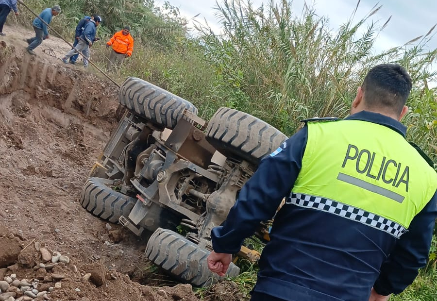 Joven operario salvó milagrosamente su vida al volcar la máquina vial que operaba en una zanja de desagüe